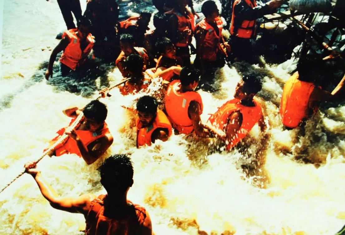 九江长江大堤决口，*镕基朱**与当地领导握手板着脸，讲话时偷偷擦泪