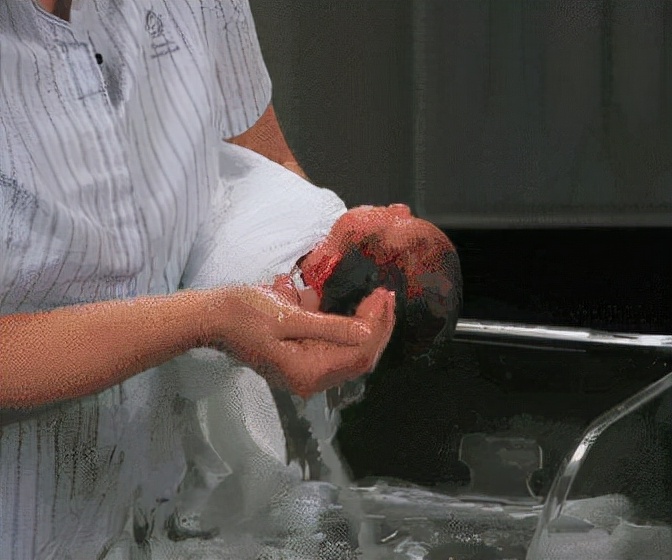 新生儿回家后洗澡注意什么,哺乳期洗澡有什么注意事项么