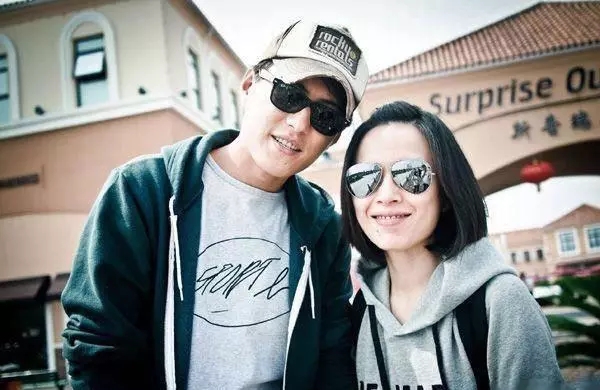 李佳多少岁嫁给靳东的,李佳结过几次婚