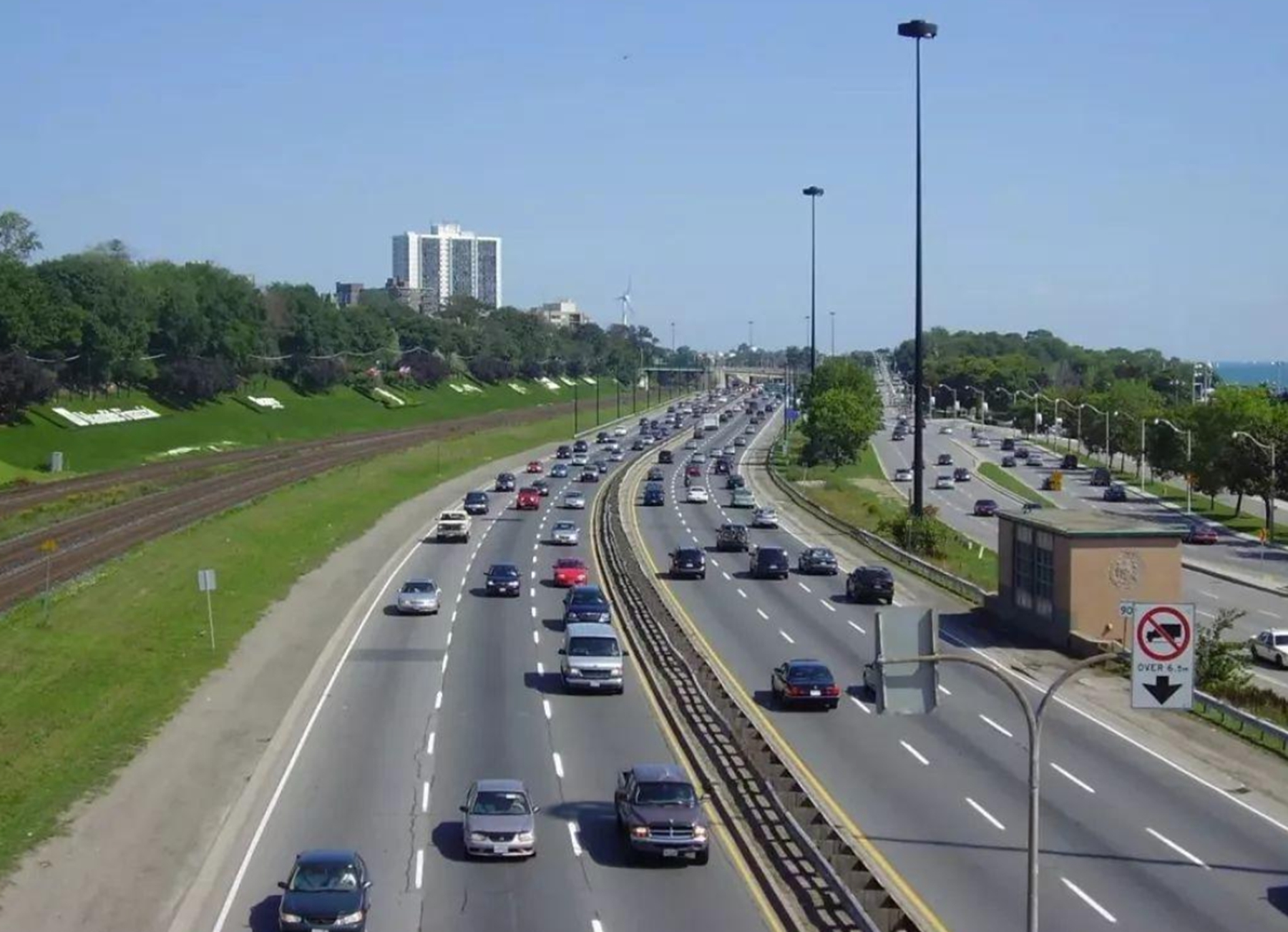 前车出现故障不动时,后车压线变道会扣分吗?交警:再说最后一遍