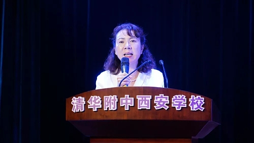 乡村小学生为老师庆祝教师节,小学生集体庆祝教师节