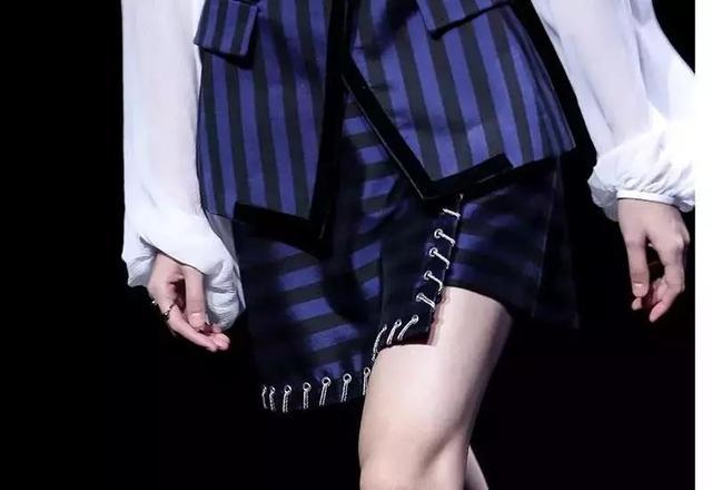 ep雅莹走秀2019,ep雅莹黑裙子