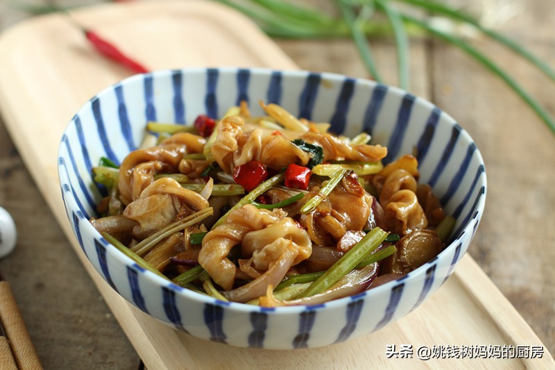 一条鱼就一个，十块钱炒一大盘，香辣软糯，解馋、美容一举两得