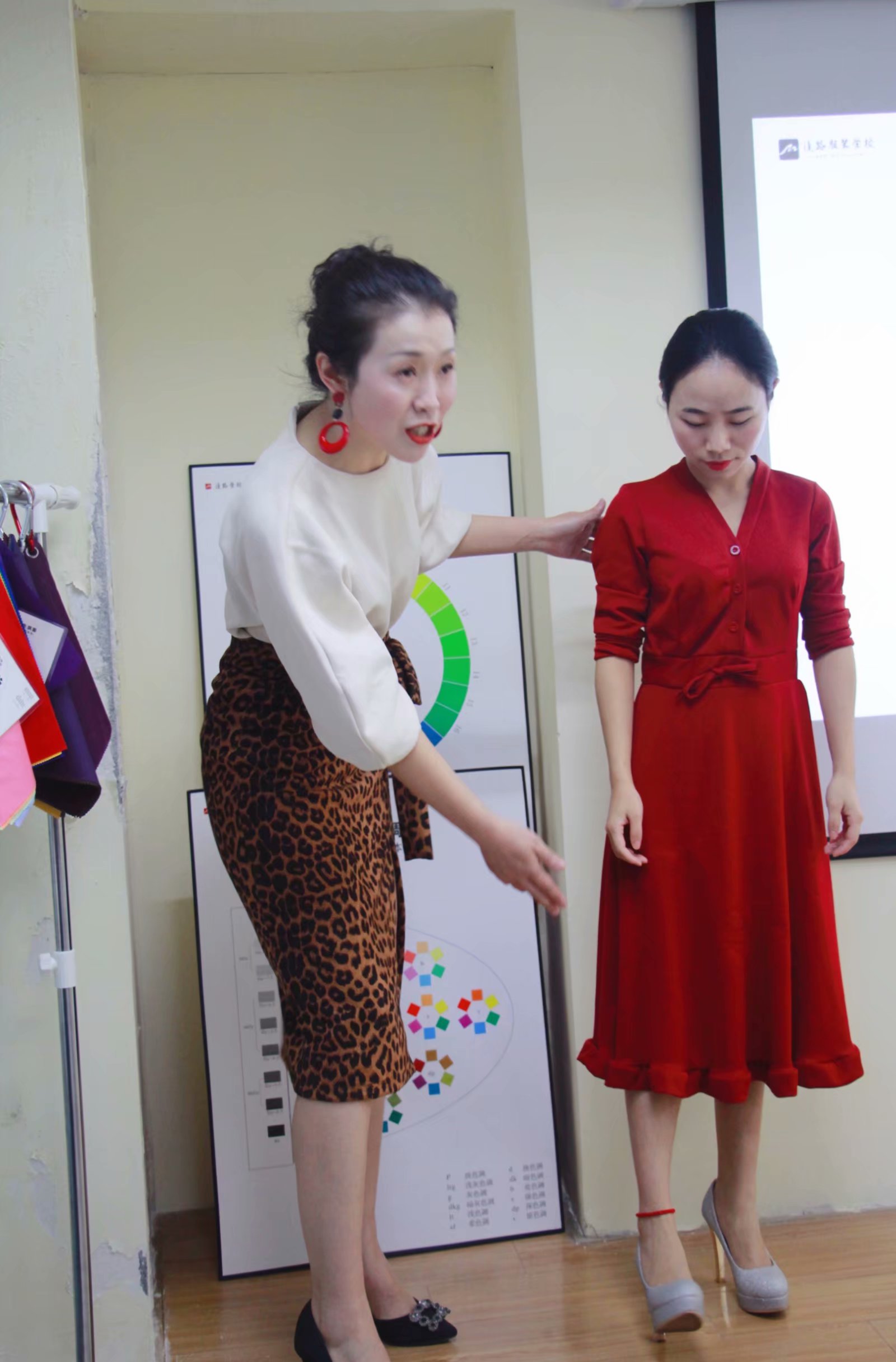 动漫服装色彩搭配,服装搭配师色彩教学