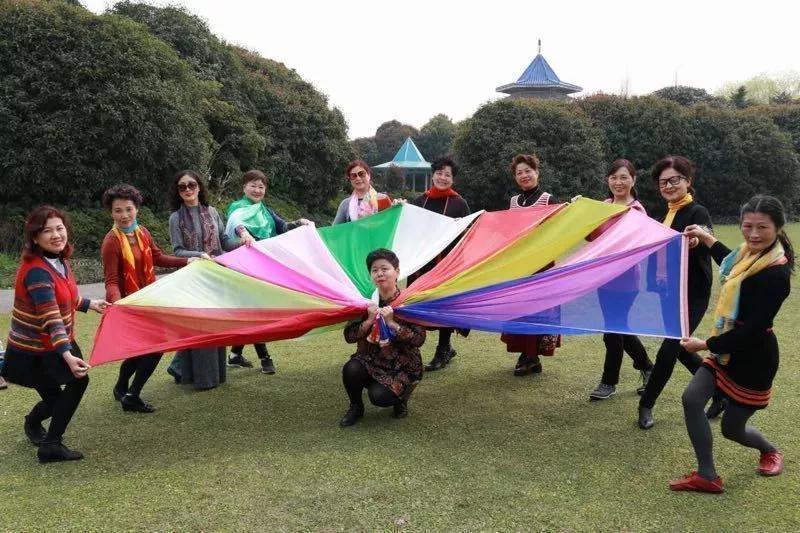 大妈旅游姿势大全,中国大妈一道靓丽的风景线