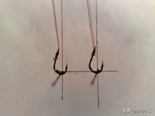 鱼线是绑在鱼钩外侧还是内侧,鱼线应该在鱼钩内侧还是外侧