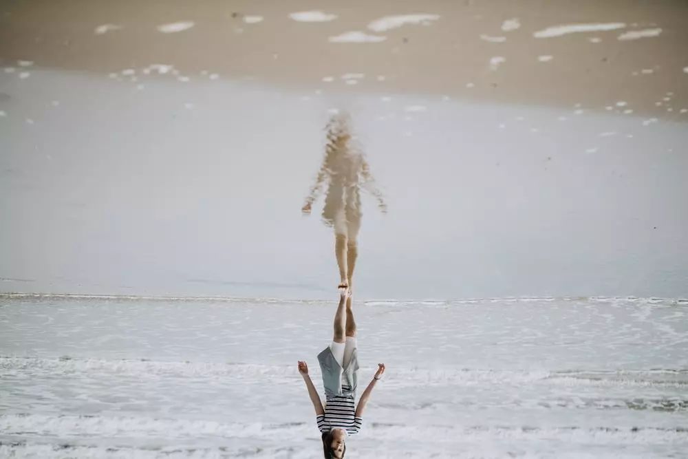 无需任何道具，手机这样轻轻一倒，大片随手拈来