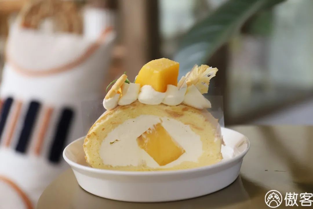 吃完了火遍全网的500㎡甜品店，我们一句话也“骂”不出来