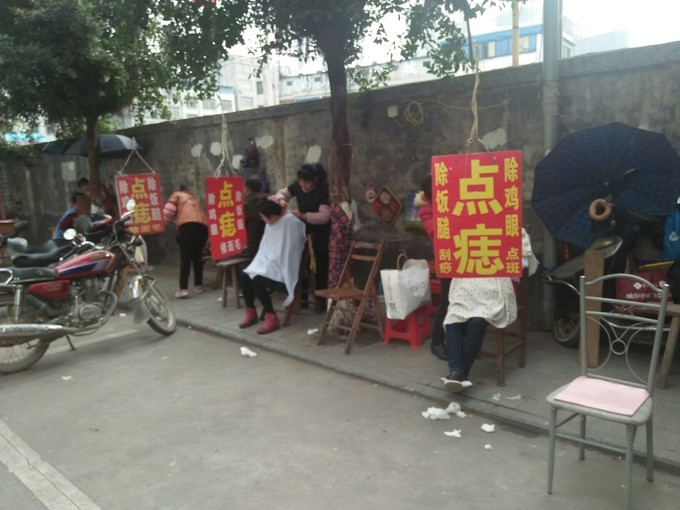 如果医护人员出摊，他们能提供哪些服务？第一个我就笑喷了