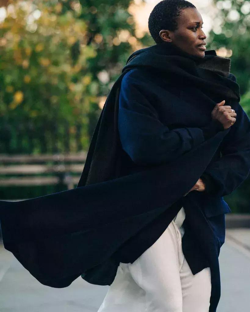 适合羽绒服显脸小围巾的系法,怎么给女生系围巾不会显脸小