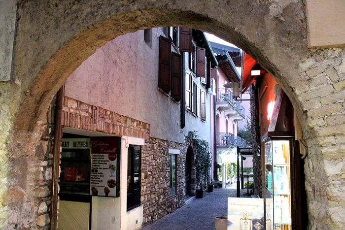 与意大利商人讨价旅游购物欧洲与亚洲国家不同的经营价值观