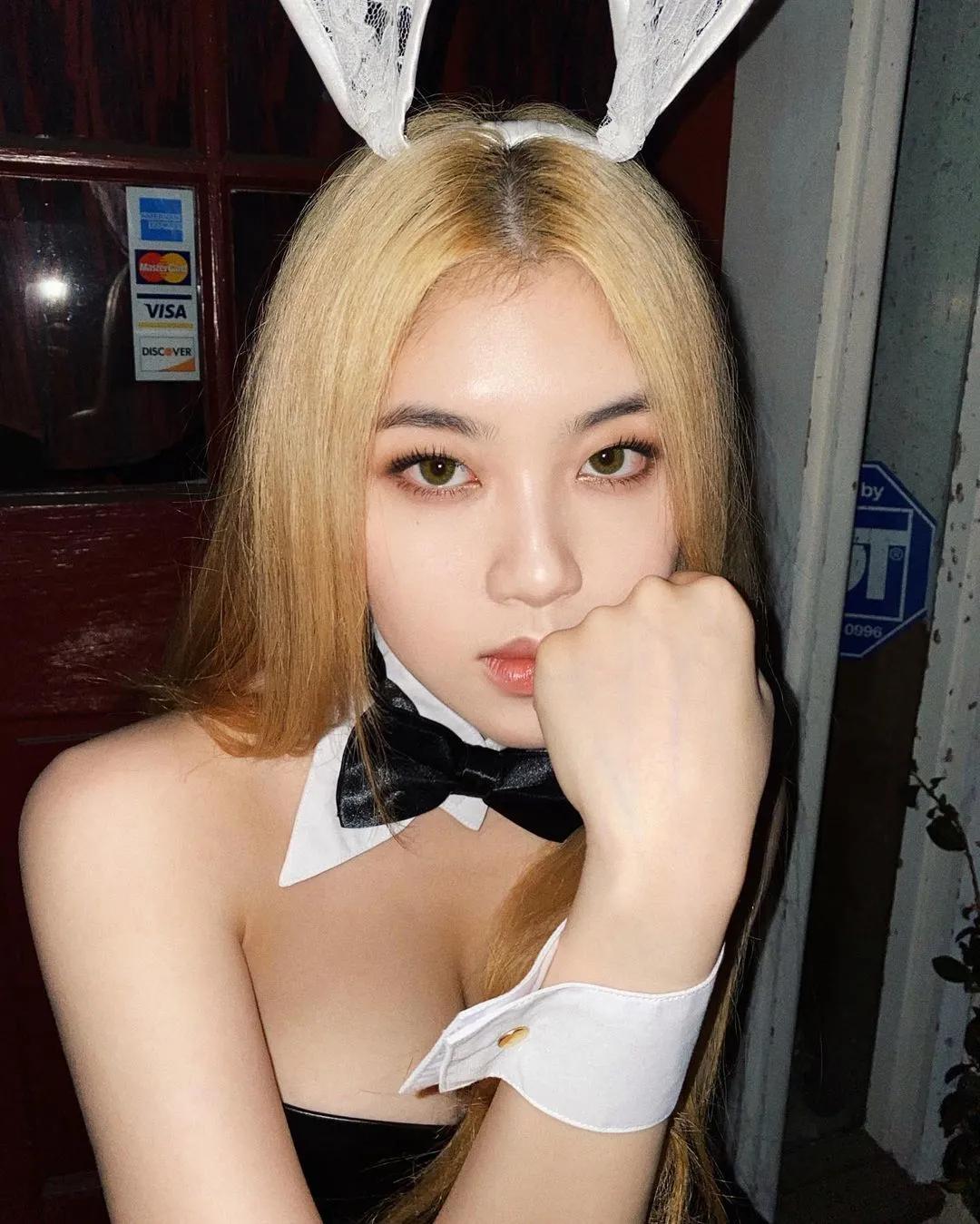 lisa和rosie秀恩爱,lisa与rosa在直播间接吻