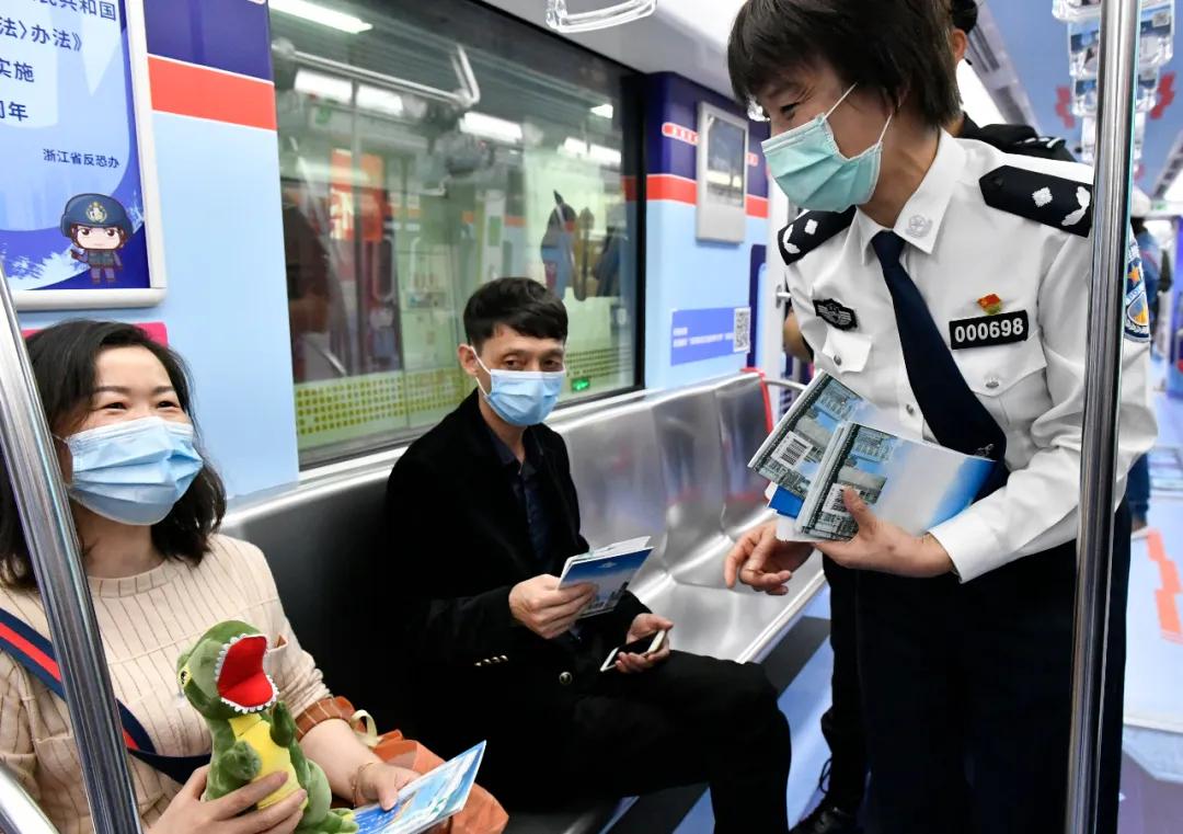 遇到暴恐分子怎么办？在地铁反恐专列上，浙江公安“反恐精英”给你支招