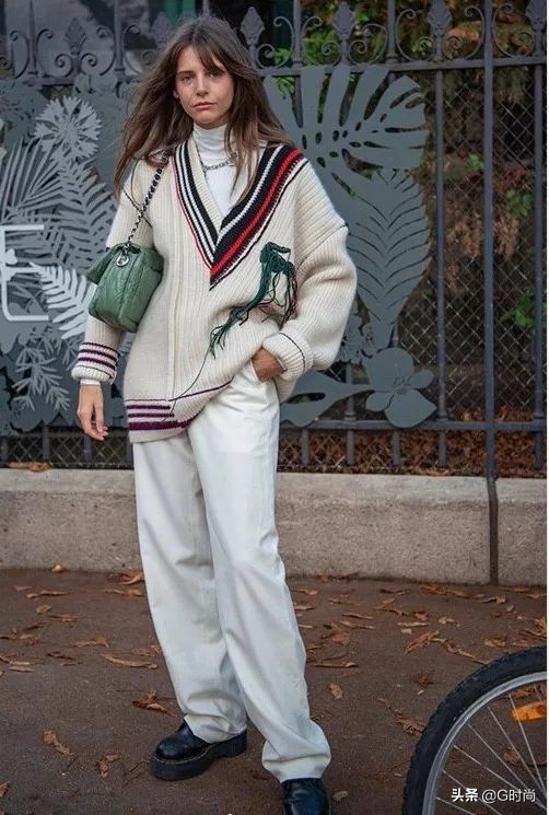 慵懒风外穿v领毛衣搭高领打底,冬季毛衣宽松慵懒风v领内穿