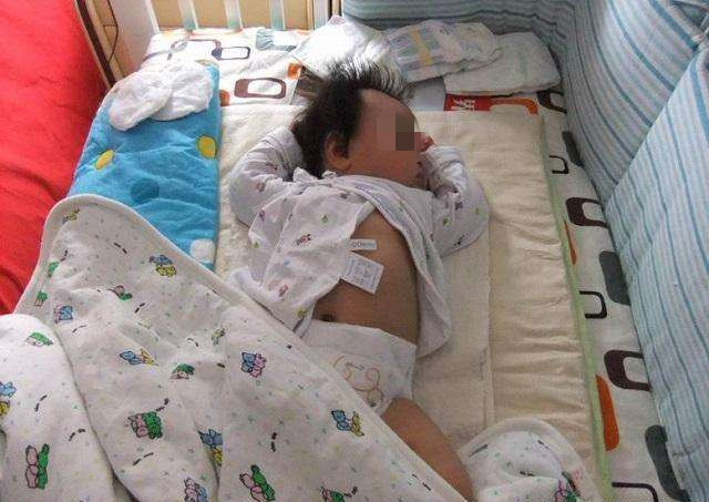 大人睡觉翻身压到孩子,爸爸睡觉翻身压死三个月孩子