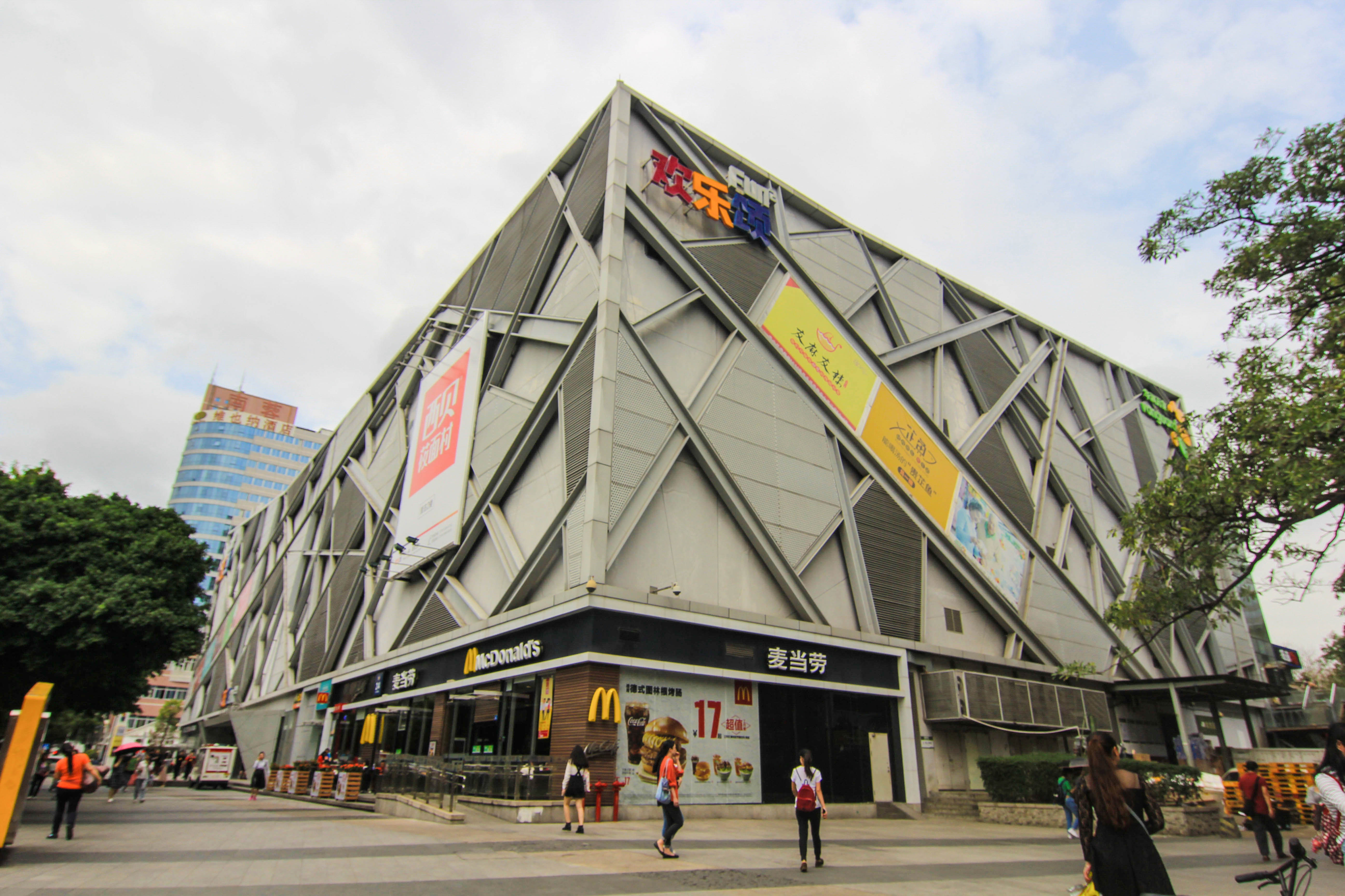 深圳女孩生猛买涨楼市,卖房的靓妹