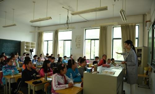 老师上课戴扩音器有什么坏处,戴扩音器上课对教师有什么危害