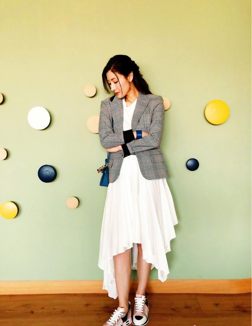 李嘉欣贵妇装扮太惊艳,李嘉欣蕾丝内搭