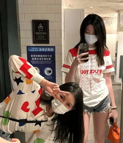 李嫣穿着一身黑色休闲装,李嫣染的黑发