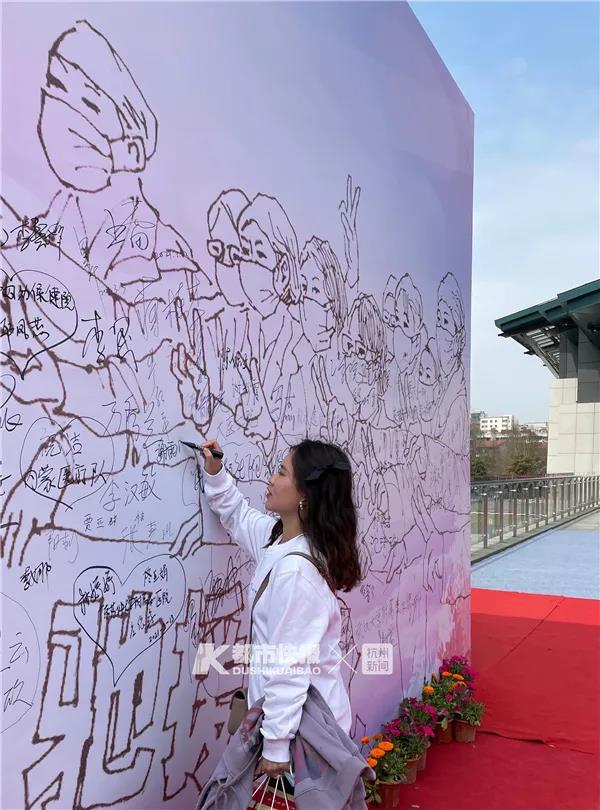 她在街头哽咽着唱了一首《萍聚》!浙江省人民医院部分援鄂医护再赴武汉,看樱花