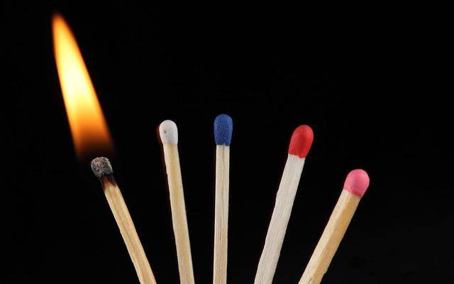 放大镜聚焦阳光能点燃火柴，聚焦月光能点燃吗？其实光源不是关键