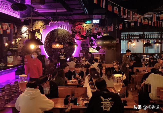 一般大型酒吧一个月营业额,10元酒吧利润