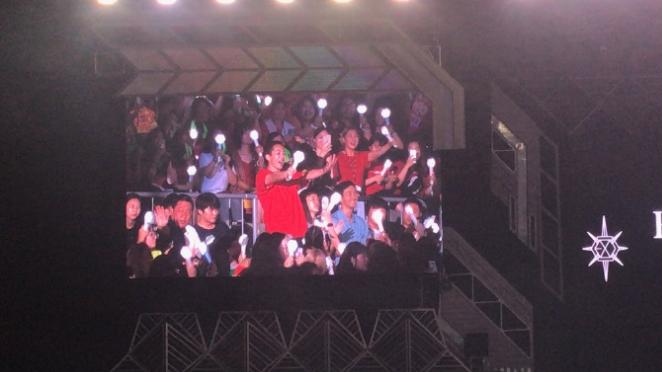 金珉锡看exo演唱会chen落泪,exo朴灿烈金珉锡演唱会饭拍