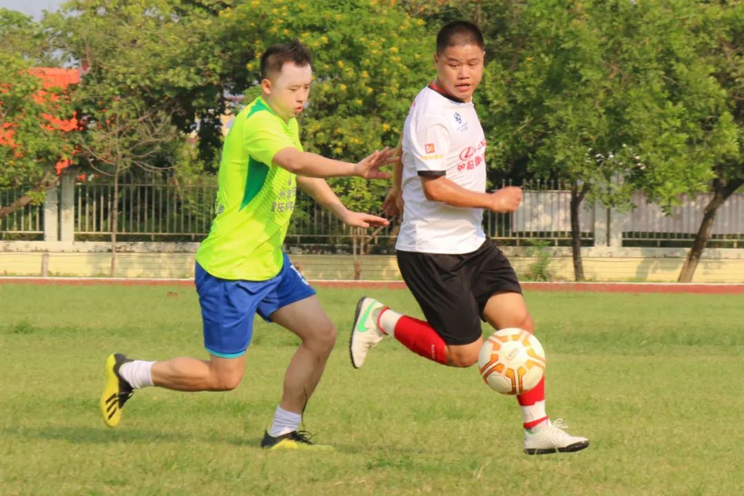 当足球之乡球队与广州高校校友冠军“激情相遇”,你更支持谁?