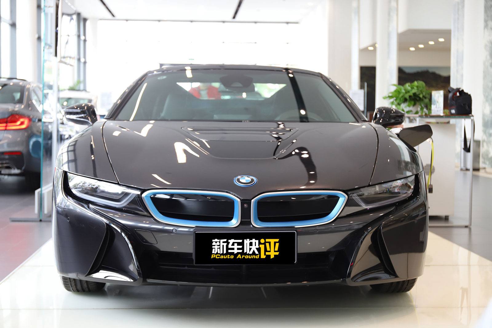 最新款4座宝马敞篷跑车,配有1.5自吸发动机的车