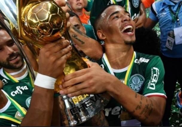 罗纳尔多退役巴西8年没缓过来,罗纳尔多是贫民窟出来的吗