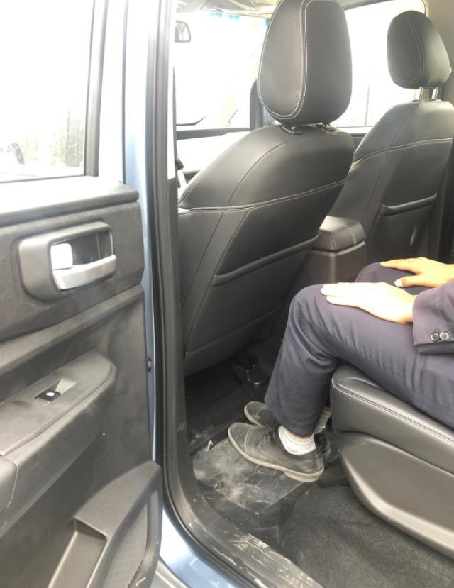 前年看车看到今年，借朋友车借到不好意思，咬牙提台宏光PLUS回家