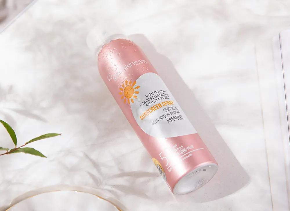 全身喷满防水喷雾,防晒美白嫩亮肌肤