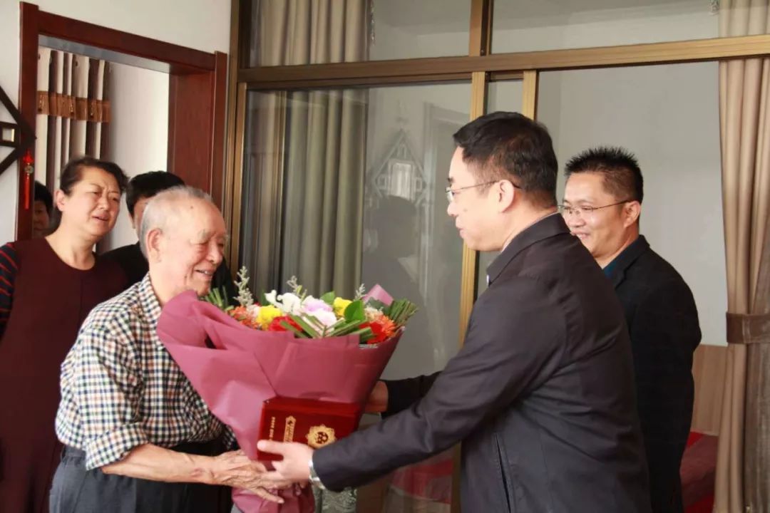 扛过枪打过仗跨过鸭绿江,向历次革命斗争中牺牲的同志致敬