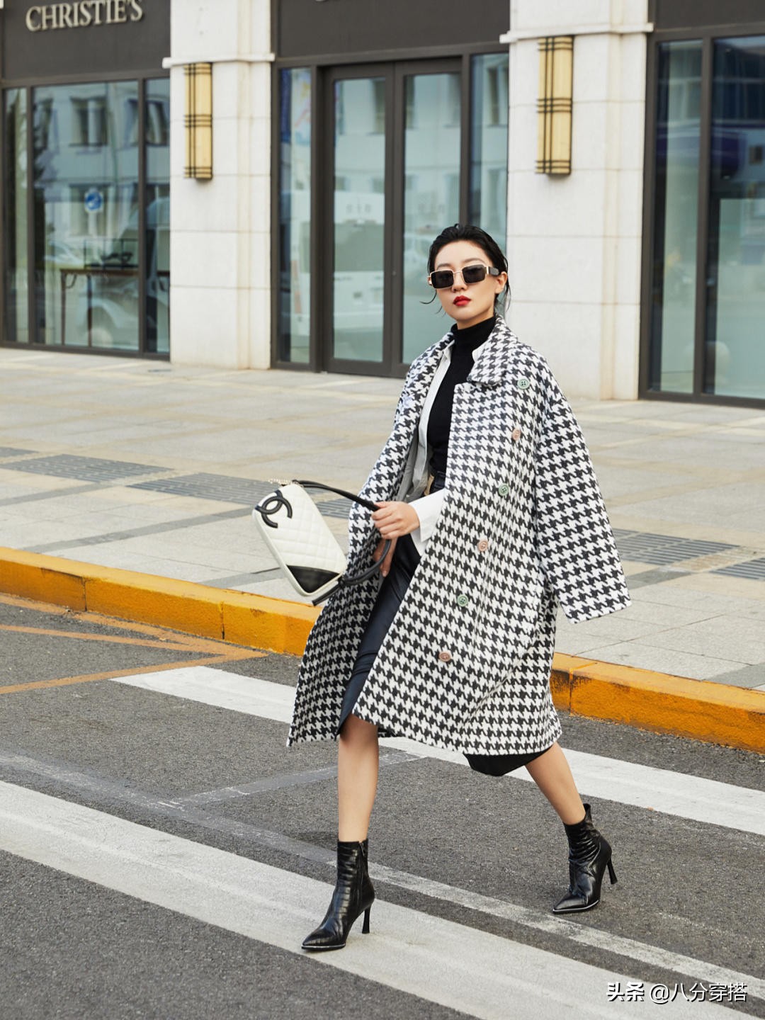冬天“千鸟格大衣”怎么穿才高级？看看这些穿搭示范，保暖又显瘦