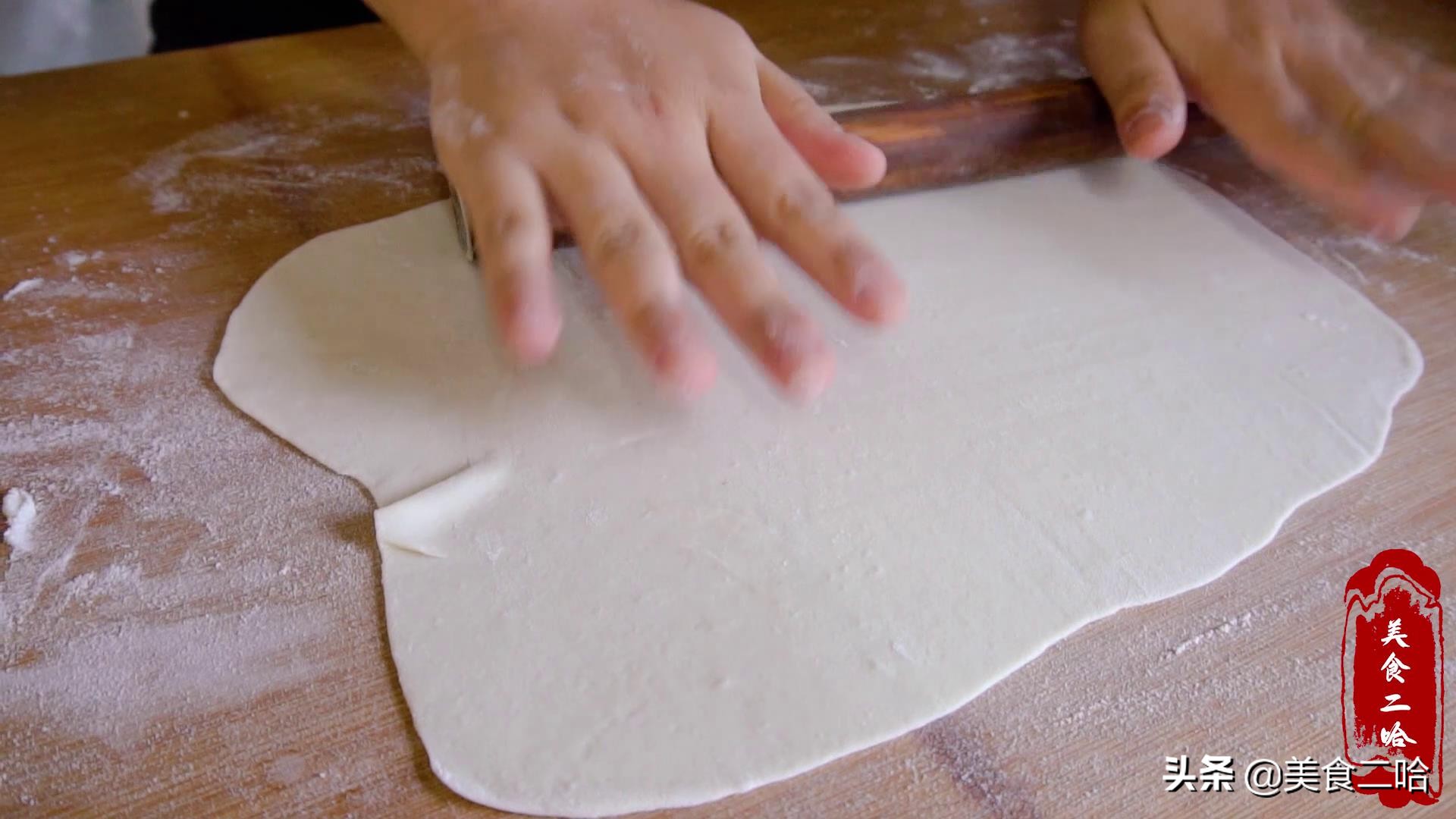 这个饼的神奇之处在于不用油,饼柔软筋道又多层超级好吃