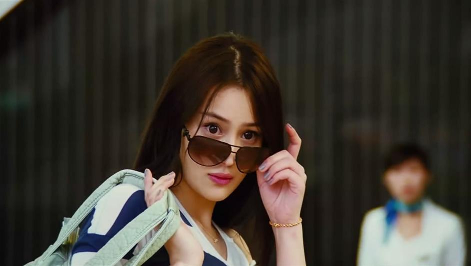 张馨予早期足球宝贝,微博之夜张馨予大黑牛