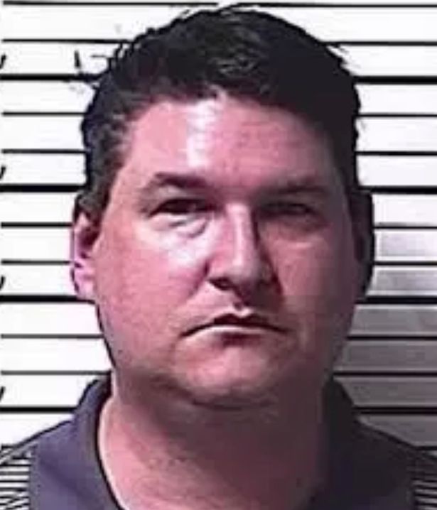 美国少女遭朋友强奸怀孕，亲生父亲竟开车逼两人去另一州扯证结婚