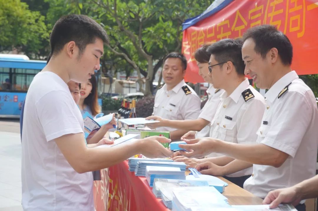 海珠｜厉害了，海关人员手把手教你辨真假！再也不怕买到假的“进口”奶粉、葡萄酒啦~