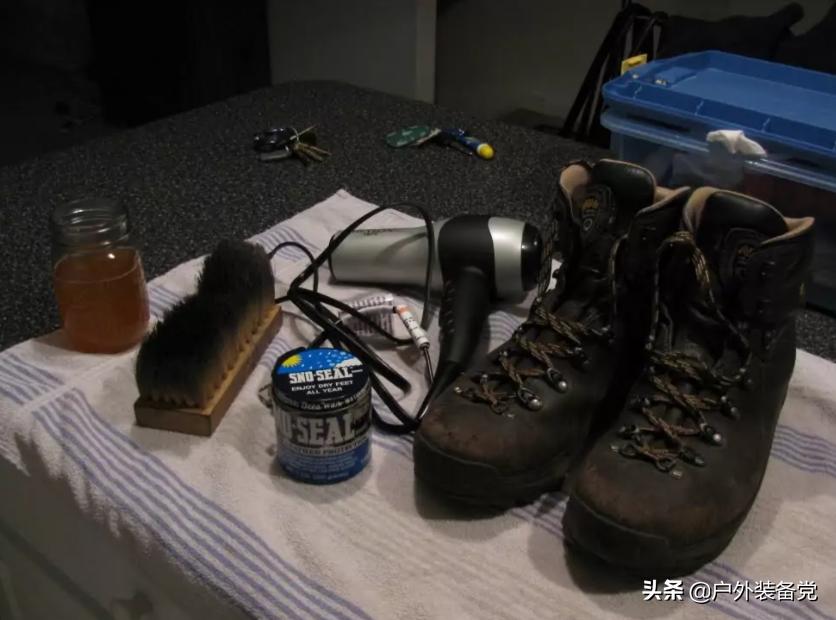 沙漠靴的正确清洗方式,登山靴脏了怎么清洗
