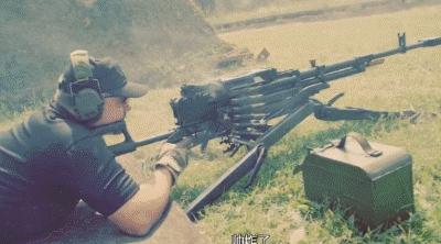 重机枪穿甲弹打穿装甲车,12.7毫米重机枪打装甲车