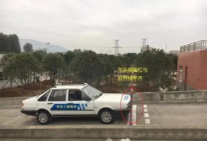科目二的坡道定点停车图解,科目二坡道定点停车30公分怎么走