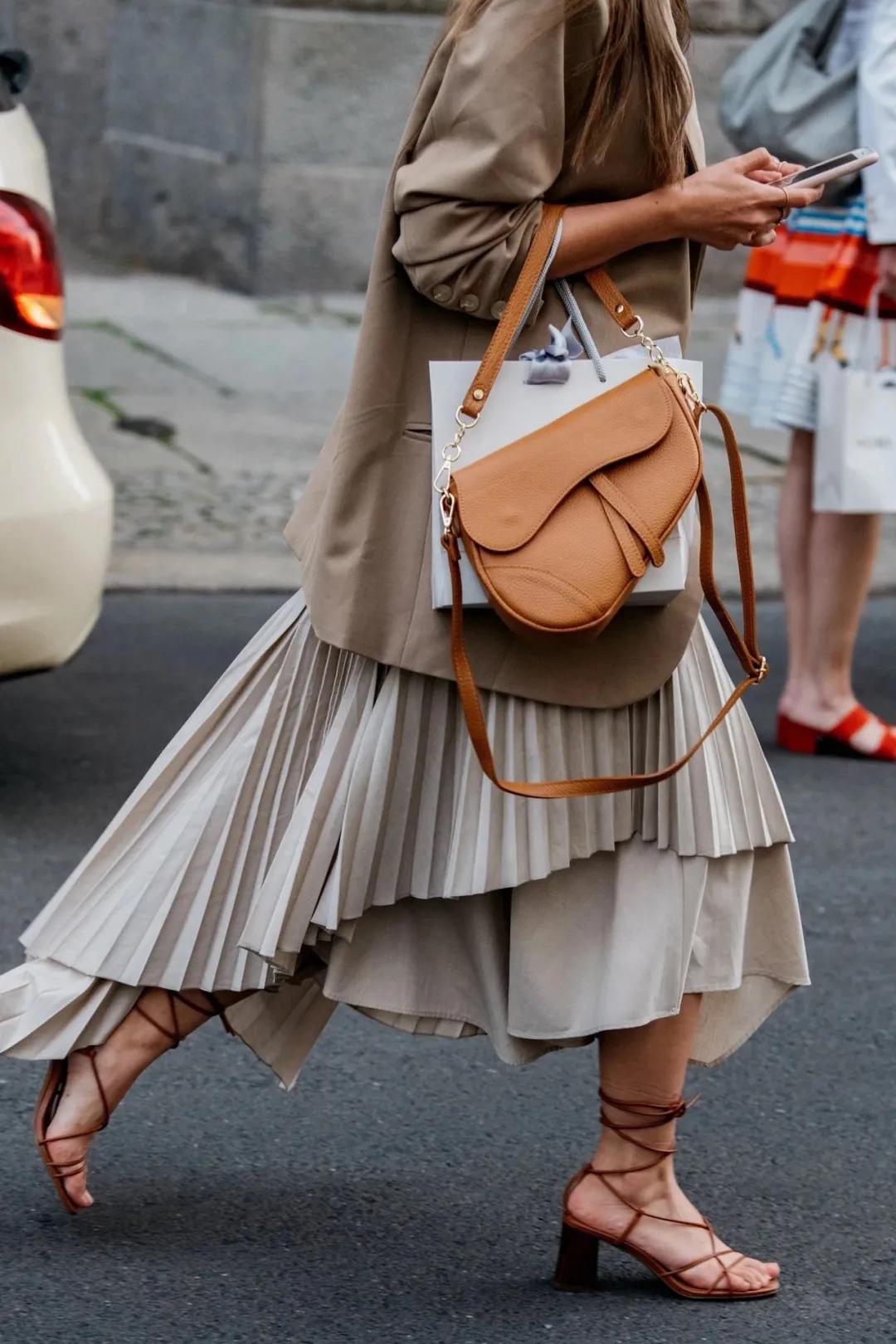 结婚当天新娘两套礼服怎么穿,参加婚礼怎么穿比新娘好看