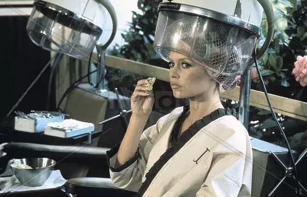 你花几千块烫别人天生的一头金发大波浪,头发究竟怎么长的