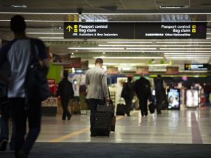 中国旅客被关小黑屋,6名中国人在澳洲被抓