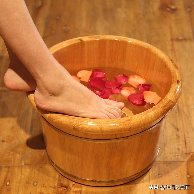 玫瑰精油是红色的吗,玫瑰精油属于激素吗