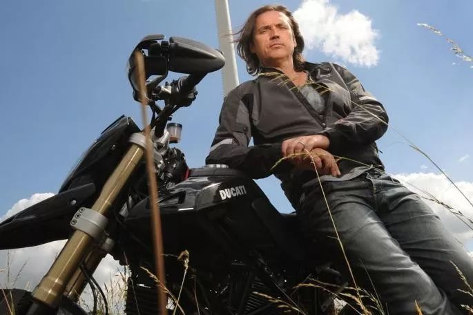 这么有钱还这么“抠”！素食43年的他究竟经历了什么？