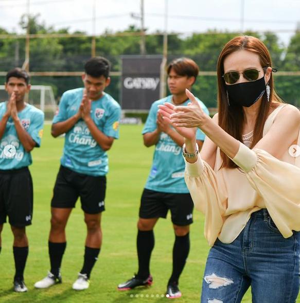 泰国华裔富婆惊艳亮相足球场！无袖衬衫秀性感，运动员害羞地低头