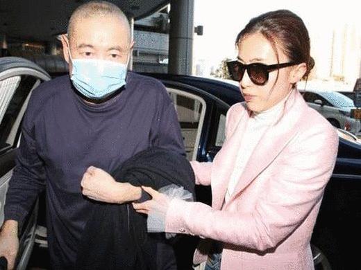 刘銮雄与吕丽君甘比同行,刘銮雄吕丽君逛街港媒