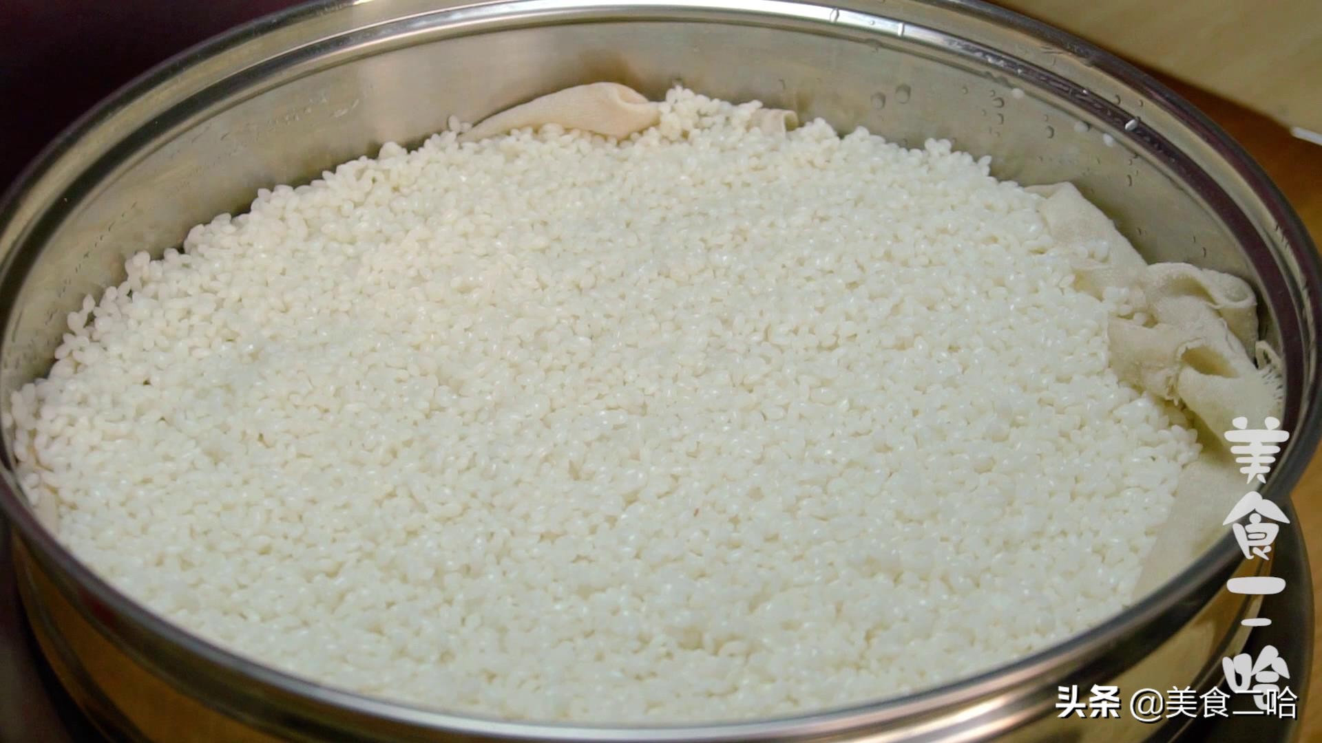 端午节奶奶烧饭,端午节怎样用粽叶做糯米饭