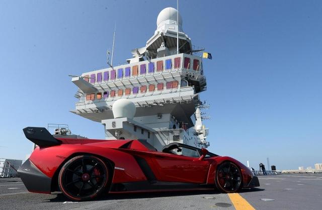 价值5000万的敞篷毒药，登上航母停C位，却成甲板上最便宜的车